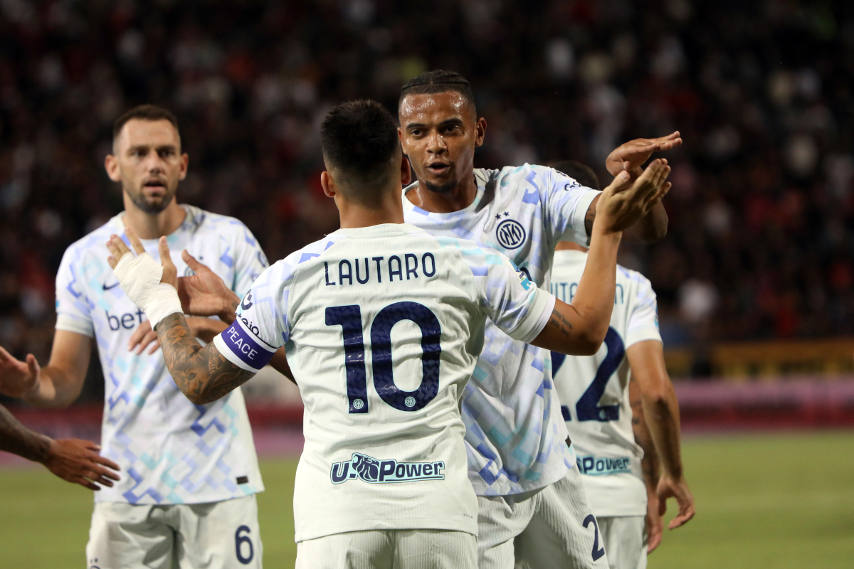 CAGLIARI, Italia - 27 settembre: Lautaro Martinez dell'Inter celebra segnando l'obiettivo di apertura con un compagno di squadra durante la partita di Serie A tra Cagliari Calcio e FC Internazionale allo Stadio Sant'elia il 27 settembre 2025 a Cagliari, in Italia. (Foto di Enrico Locci/Getty Images)