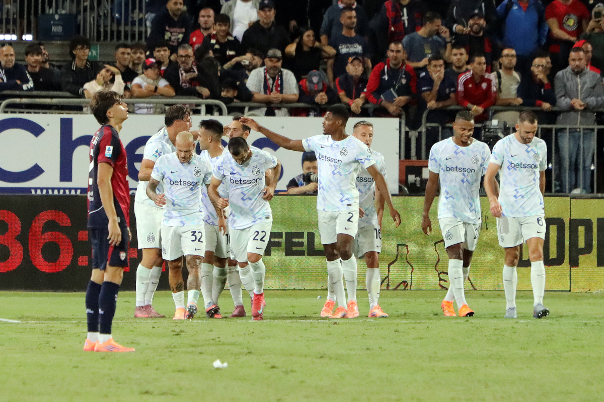 CAGLIARI, Italia - 27 settembre: Francesco Esposito dell'Inter celebra il suo obiettivo 0-2 con i compagni di squadra durante la partita di Serie A tra Cagliari Calcio e FC Internazionale allo Stadio Sant'elia il 27 settembre 2025 a Cagliari, in Italia. (Foto di Enrico Locci/Getty Images)