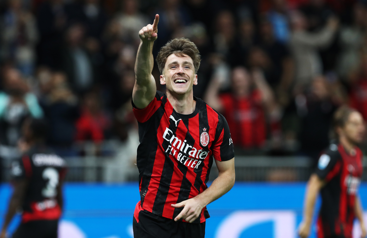 MILANO, Italia - 28 settembre: Alexis Saelemaekers di AC Milan celebra dopo aver segnato un goal durante la partita di Serie A tra AC Milan e SSC Napoli allo stadio di Giuseppe Meazza il 28 settembre 2025 a Milano, in Italia. (Foto di Marco Luzzani/Getty Images)