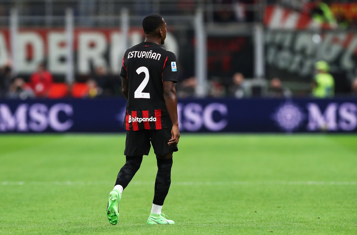 MILANO, ITALIA - 28 settembre: Pervis Estupinan di AC Milan se ne va dopo aver ricevuto un cartellino rosso durante la partita di Serie A tra AC Milan e SSC Napoli allo stadio di Giuseppe Meazza il 28 settembre 2025 a Milano, in Italia. (Foto di Marco Luzzani/Getty Images)