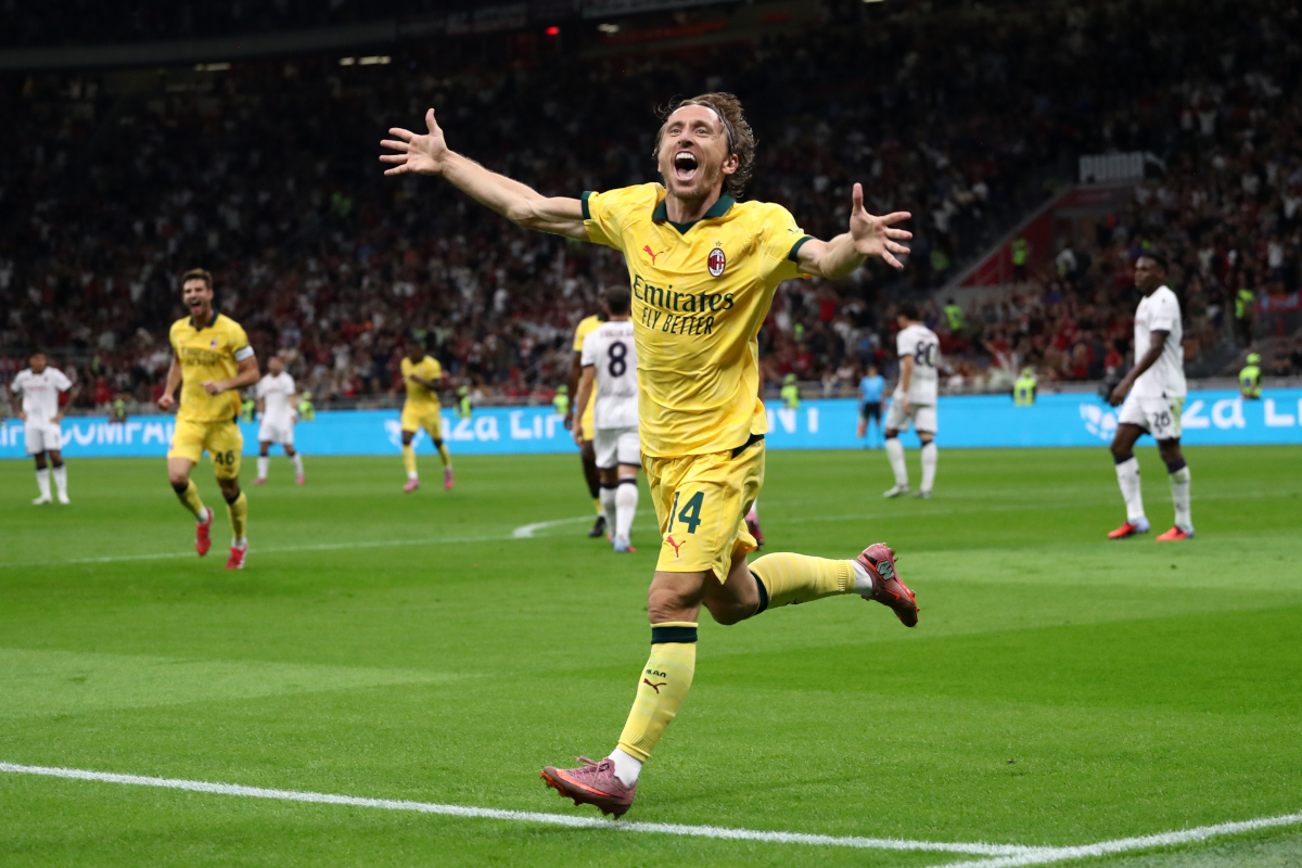 MILANO, Italia - 14 settembre: Luka Modric di AC Milan celebra segnando il primo gol della sua squadra durante la partita di Serie A tra AC Milan e Bologna FC 1909 allo stadio di Giuseppe Meazza il 14 settembre 2025 a Milano, in Italia. (Foto di Marco Luzzani/Getty Images)