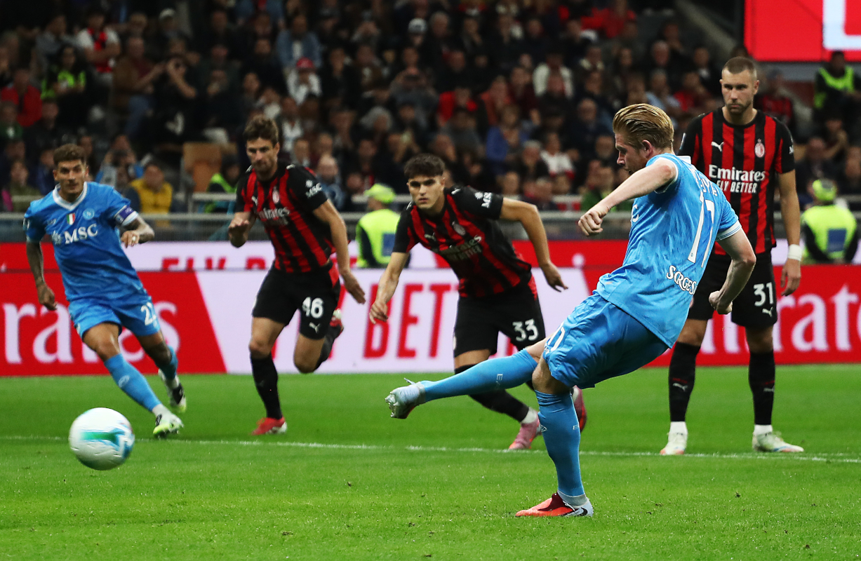 MILANO, Italia - 28 settembre: Kevin de Bruyne di Napoli segna un goal di rigore durante la partita di Serie A tra AC Milan e SSC Napoli allo stadio di Giuseppe Meazza il 28 settembre 2025 a Milano, in Italia. (Foto di Marco Luzzani/Getty Images)