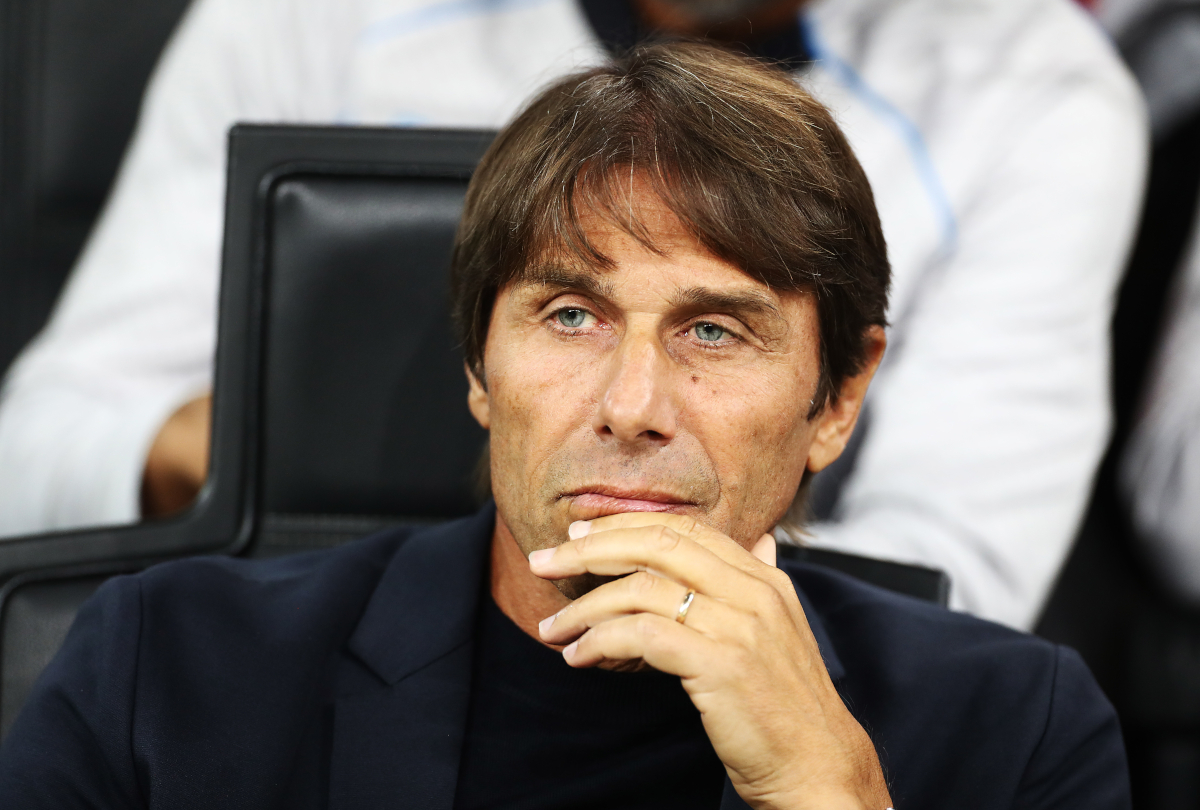 MILANO, Italia - 28 settembre: Antonio Conte, capo allenatore di Napoli durante la partita di Serie A tra AC Milan e SSC Napoli allo stadio Giuseppe Meazza il 28 settembre 2025 a Milano, in Italia. (Foto di Marco Luzzani/Getty Images)