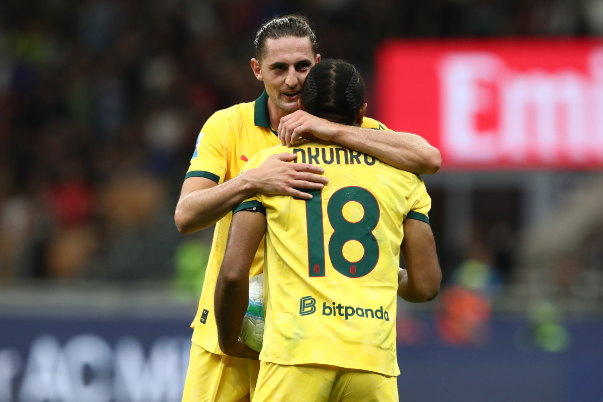 Milano, Italia - 14 settembre: il compagno di squadra di Adrien Rabiot di AC Milan abbraccia Christopher Nkunku durante la partita di Serie A tra AC Milan e Bologna FC 1909 allo stadio di Giuseppe Meazza il 14 settembre 2025 a Milano, in Italia. (Foto di Marco Luzzani/Getty Images)