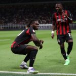 MILANO, Italia - 17 agosto: Rafael Leao di AC Milan celebra dopo aver segnato il gol di apertura durante la partita di Coppa Italia tra AC Milan e SSC Bari allo stadio San Siro il 17 agosto 2025 a Milano, in Italia. (Foto di Marco Luzzani/Getty Images)