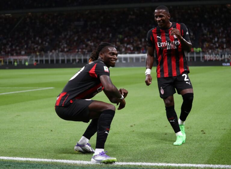 MILANO, Italia - 17 agosto: Rafael Leao di AC Milan celebra dopo aver segnato il gol di apertura durante la partita di Coppa Italia tra AC Milan e SSC Bari allo stadio San Siro il 17 agosto 2025 a Milano, in Italia. (Foto di Marco Luzzani/Getty Images)