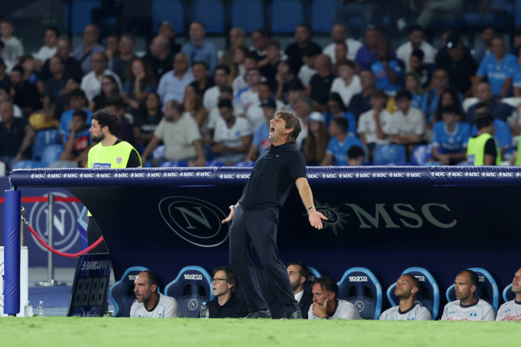 Napoli, Italia - 22 settembre: Antonio Conte SSC Napoli Coach durante la partita di Serie A tra SSC Napoli e Pisa SC allo stadio Diego Armando Maradona il 22 settembre 2025 a Napoli, in Italia. (Foto di Francesco Pecoraro/Getty Images)