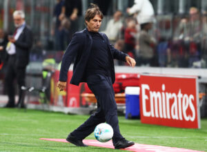 MILANO, Italia - 28 settembre: Antonio Conte, capo allenatore di Napoli durante la partita di Serie A tra AC Milan e SSC Napoli allo stadio Giuseppe Meazza il 28 settembre 2025 a Milano, in Italia. (Foto di Marco Luzzani/Getty Images)
