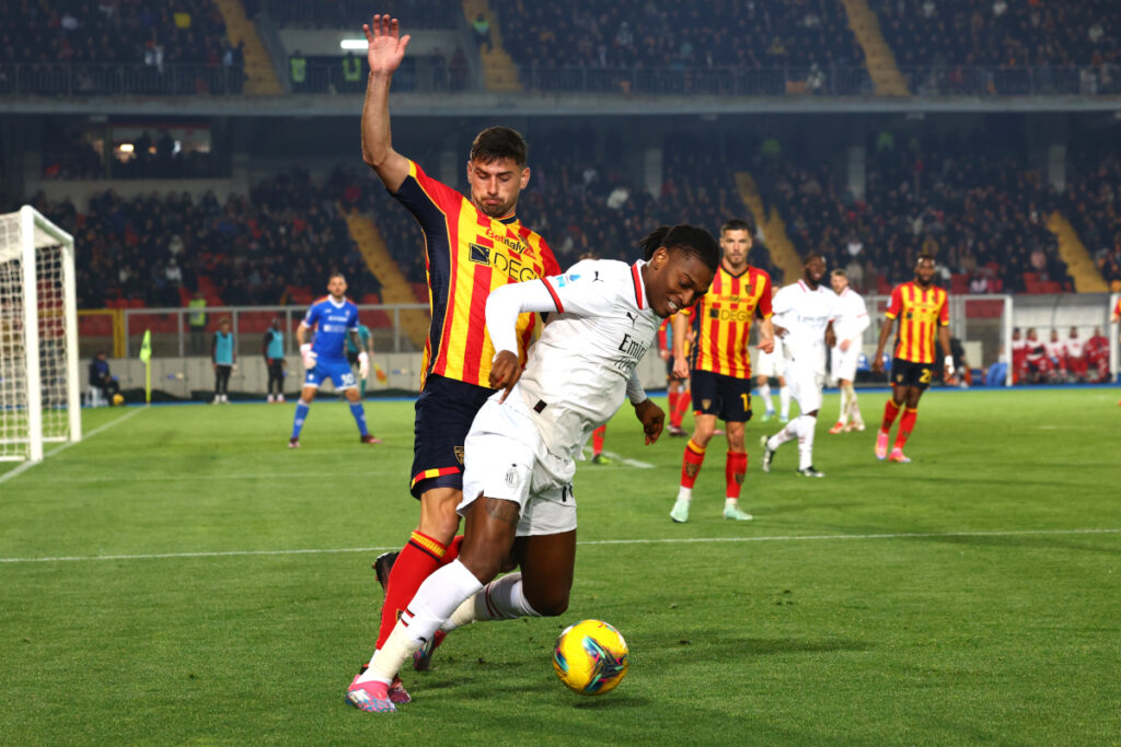 LECCE, Italia - 08 marzo: Santiago Pierotti di Lecce compete per la palla con Rafael Leao di Milano durante la partita di Serie A tra LECCE e AC Milan allo stadio via Del Mare l'8 marzo 2025 a Lecce, in Italia. (Foto di Maurizio Lagana/Getty Images)