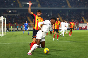 LECCE, Italia - 08 marzo: Santiago Pierotti di Lecce compete per la palla con Rafael Leao di Milano durante la partita di Serie A tra LECCE e AC Milan allo stadio via Del Mare l'8 marzo 2025 a Lecce, in Italia. (Foto di Maurizio Lagana/Getty Images)