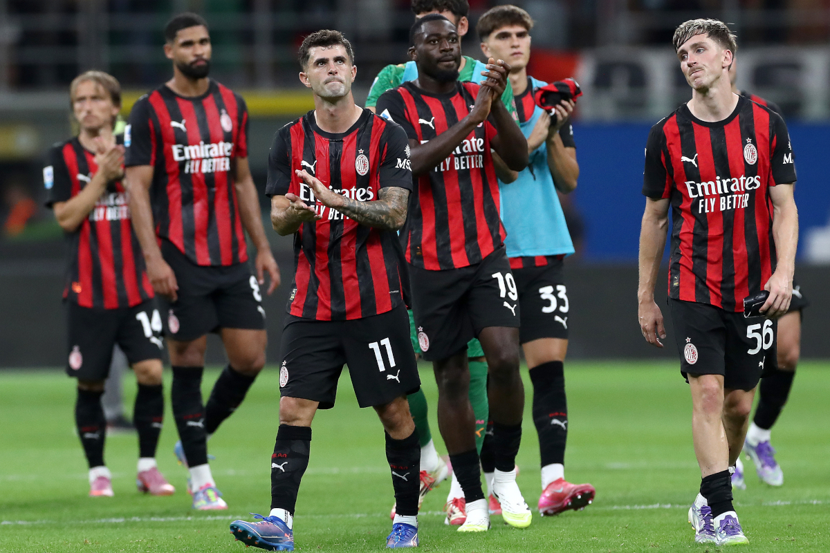 MILAN, ITALY - AUGUST 23: Players of AC Milan applaud the fans after their side's defeat in the Serie A match between AC Milan and US Cremonese at Giuseppe Meazza Stadium on August 23, 2025 in Milan, Italy. (Photo by Marco Luzzani/Getty Images)