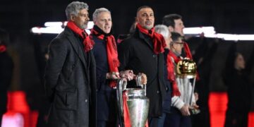 Dott. Tavana: "Ero contrario all’operazione di van Basten: senza avrebbe giocato in maggior misura" 2 Dott. Tavana: "Ero contrario all’operazione di van Basten: senza avrebbe giocato di più"