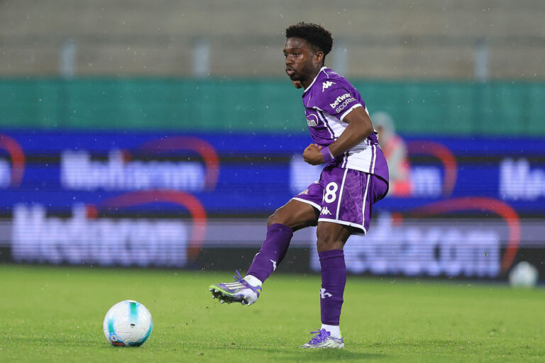 Firenze, Italia - 13 settembre: Tariq Lamptey di ACF Fiorentina in azione durante la partita di Serie A tra ACF Fiorentina e SSC Napoli ad Artemio Franchi il 13 settembre 2025 a Firenze, in Italia. (Foto di Gabriele Maltinti/Getty Images)