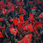Roma, Italia - 14 maggio: I tifosi del Milan sventolano le bandiere prima della partita finale di Coppa Italia tra AC Milan e Bologna allo Stadio Olimpico il 14 maggio 2025 a Roma, in Italia. (Foto di Paolo Bruno/Getty Images)