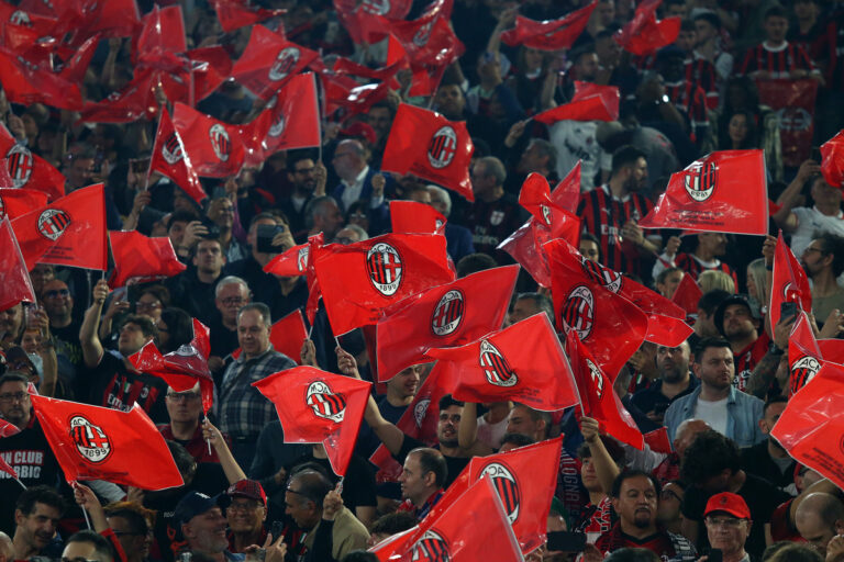 Roma, Italia - 14 maggio: I tifosi del Milan sventolano le bandiere prima della partita finale di Coppa Italia tra AC Milan e Bologna allo Stadio Olimpico il 14 maggio 2025 a Roma, in Italia. (Foto di Paolo Bruno/Getty Images)