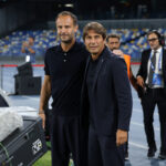 Napoli, Italia - 22 settembre: l'allenatore di Alberto Gilardino Pisa SC HEAD saluta Antonio Conte SSC Napoli Coach prima della partita di Serie A tra SSC Napoli e Pisa SC allo stadio Diego Armando Maradona il 22 settembre 2025 a Napoli, in Italia. (Foto di Francesco Pecoraro/Getty Images)