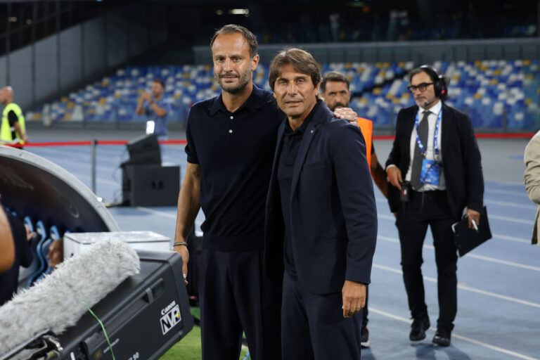 Napoli, Italia - 22 settembre: l'allenatore di Alberto Gilardino Pisa SC HEAD saluta Antonio Conte SSC Napoli Coach prima della partita di Serie A tra SSC Napoli e Pisa SC allo stadio Diego Armando Maradona il 22 settembre 2025 a Napoli, in Italia. (Foto di Francesco Pecoraro/Getty Images)