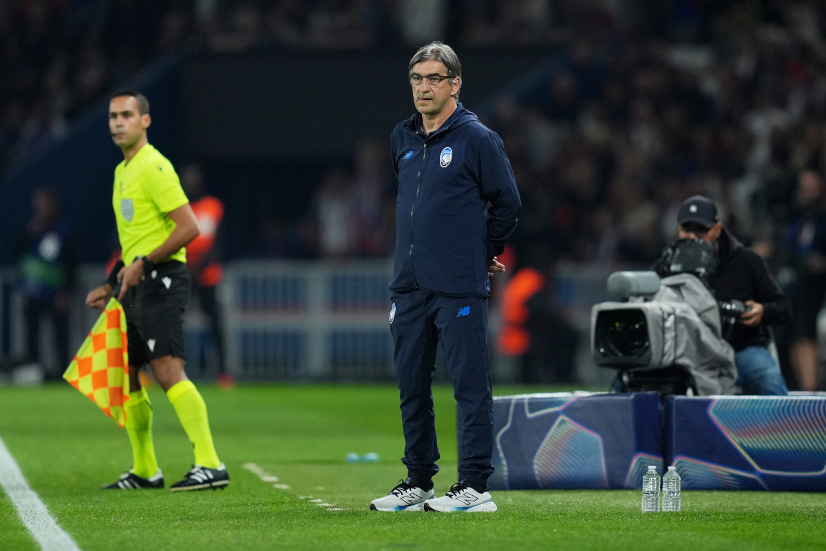 PARIGI, FRANCIA - 17 SETTEMBRE: Ivan Juric, allenatore dell'Atalanta, osserva durante la fase a gironi di UEFA Champions League 2025/26 tra Paris Saint-Germain e Atalanta al Parc des Princes il 17 settembre 2025 a Parigi, Francia. (Foto di Franco Arland/Getty Images)