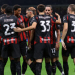 MILANO, Italia - 23 settembre: Santiago Gimenez di AC Milan celebra con i compagni di squadra dopo aver segnato per dare la squadra un vantaggio per 1-0 durante la coppa Italia Frecciarossa round di 16 partite tra AC Milan e US Lecce allo stadio di Giuseppe Meazza il 23 settembre 2025 a Milano, Italia. (Foto di Jonathan Moscrop/Getty Images)
