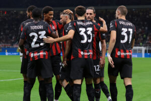 MILANO, Italia - 23 settembre: Santiago Gimenez di AC Milan celebra con i compagni di squadra dopo aver segnato per dare la squadra un vantaggio per 1-0 durante la coppa Italia Frecciarossa round di 16 partite tra AC Milan e US Lecce allo stadio di Giuseppe Meazza il 23 settembre 2025 a Milano, Italia. (Foto di Jonathan Moscrop/Getty Images)