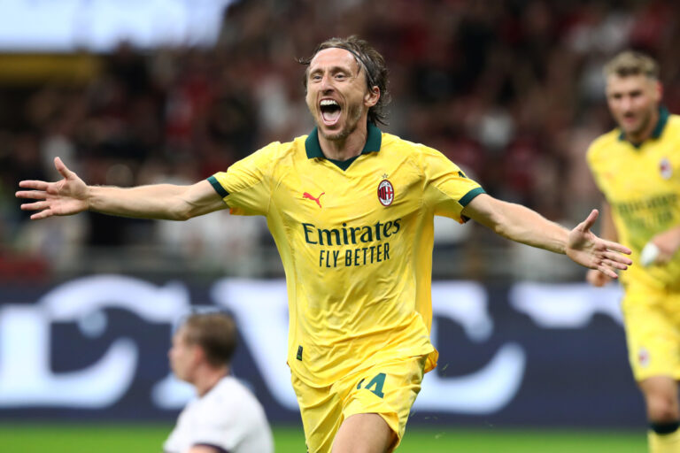 MILANO, Italia - 14 settembre: Luka Modric di AC Milan celebra segnando il primo gol della sua squadra durante la partita di Serie A tra AC Milan e Bologna FC 1909 allo stadio di Giuseppe Meazza il 14 settembre 2025 a Milano, in Italia. (Foto di Marco Luzzani/Getty Images)