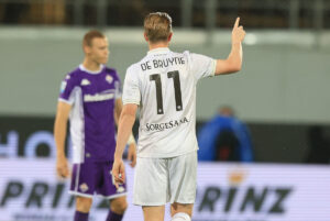 Firenze, Italia - 13 settembre: Kevin de Bruyne di SSC Napoli celebra dopo aver segnato un goal durante la partita di Serie A tra ACF Fiorentina e SSC Napoli ad Artemio Franchi il 13 settembre 2025 a Firenze, in Italia. (Foto di Gabriele Maltinti/Getty Images)