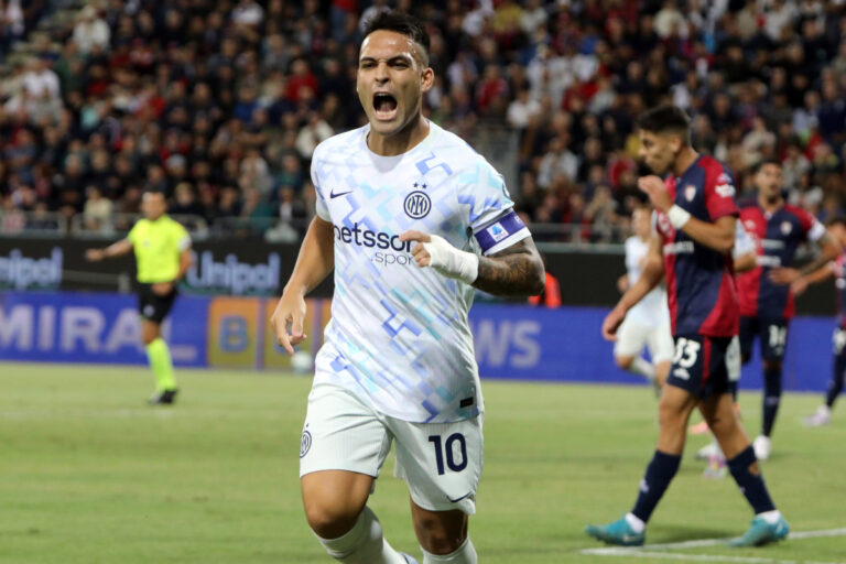 CAGLIARI, Italia - 27 settembre: Lautaro Martinez dell'Inter celebra il segnamento dell'obiettivo di apertura durante la partita di Serie A tra Cagliari Caldio e FC Internazionale allo stadio Sant'elia il 27 settembre 2025 a Cagliari, in Italia. (Foto di Enrico Locci/Getty Images)