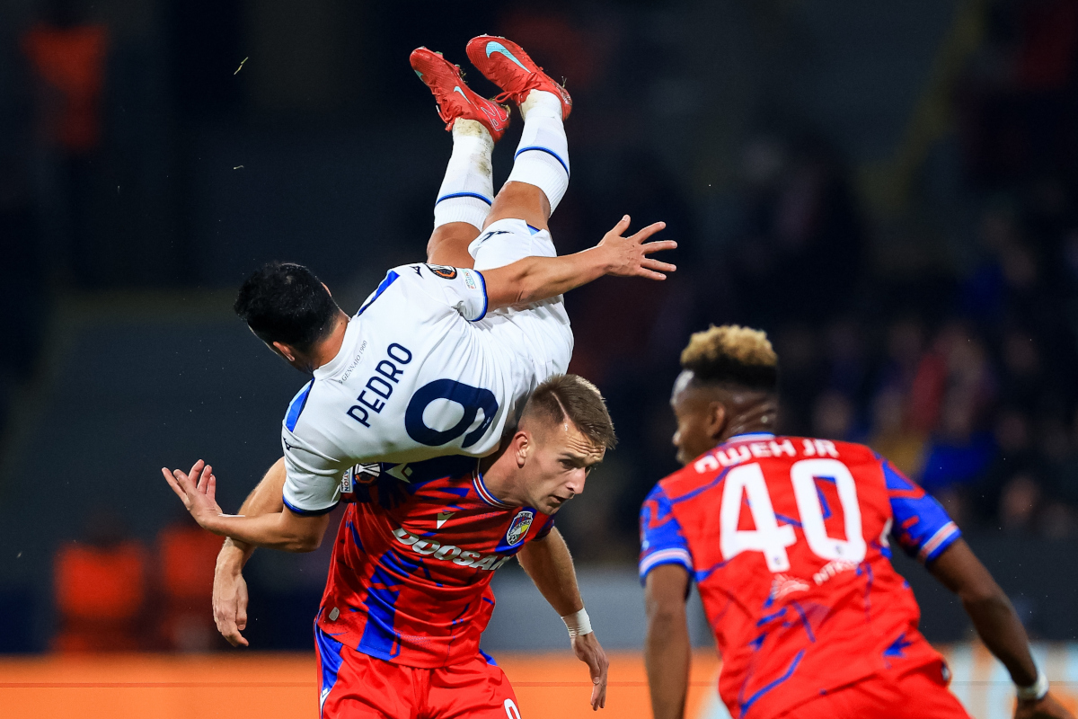 epa11945501 Pedro Rodriguez del Lazio (in alto) in azione contro Amar Memic del Plzen (in basso) durante l'ottavo di finale di UEFA Europa League, prima partita tra Viktoria Plzen e SS Lazio, a Plzen, Repubblica Ceca, 6 marzo 2025. EPA-EFE/MARTIN DIVISEK