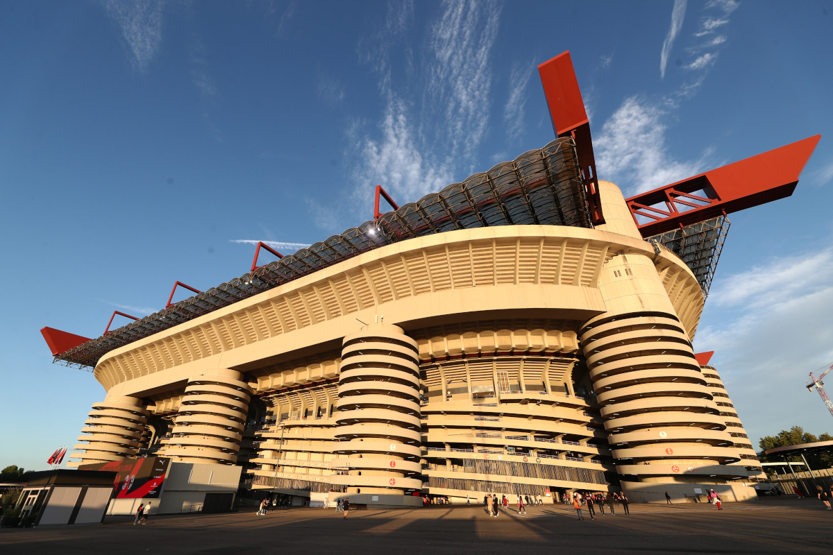 San Siro MILANO, ITALIA - 14 SETTEMBRE: Vista esterna dello stadio prima della partita di Serie A tra AC Milan e Bologna FC 1909 allo Stadio Giuseppe Meazza il 14 settembre 2025 a Milano, Italia. (Foto di Marco Luzzani/Getty Images)