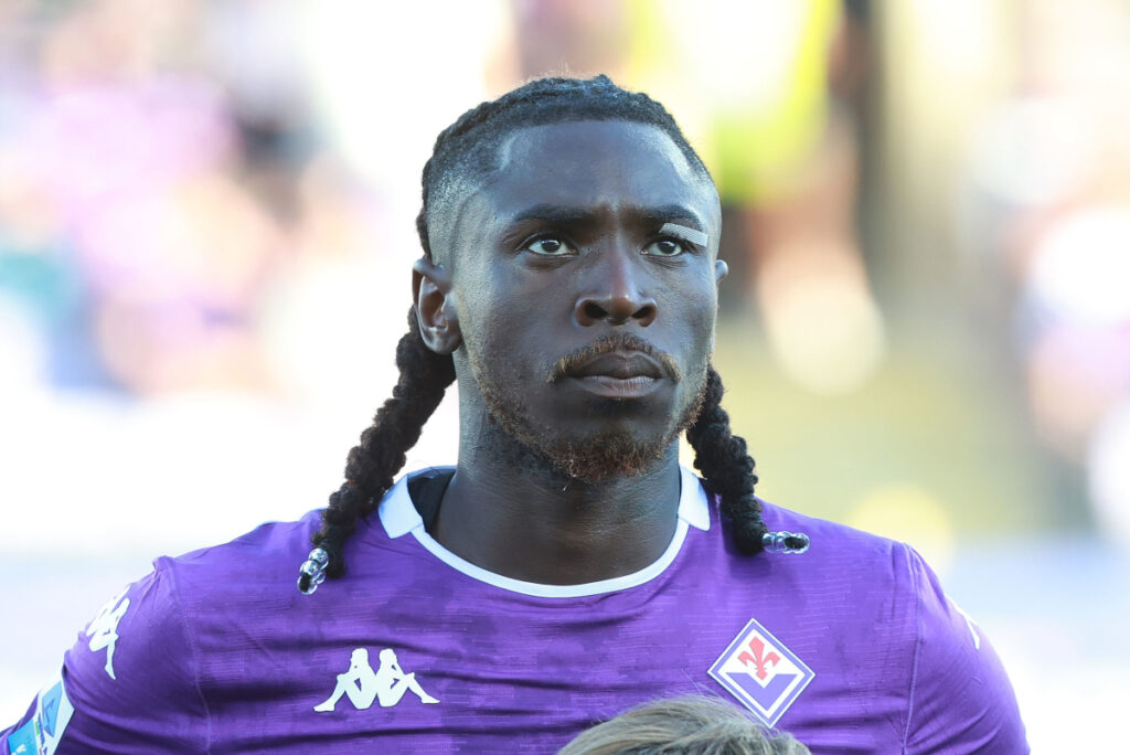 Firenze, Italia - 21 settembre: Moise Kean dell'ACF Fiorentina guarda durante la partita di Serie A tra ACF Fiorentina e Como 1907 ad Artemio Franchi il 21 settembre 2025 a Firenze, in Italia. (Foto di Gabriele Maltinti/Getty Images)