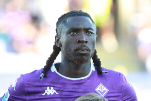 Firenze, Italia - 21 settembre: Moise Kean dell'ACF Fiorentina guarda durante la partita di Serie A tra ACF Fiorentina e Como 1907 ad Artemio Franchi il 21 settembre 2025 a Firenze, in Italia. (Foto di Gabriele Maltinti/Getty Images)