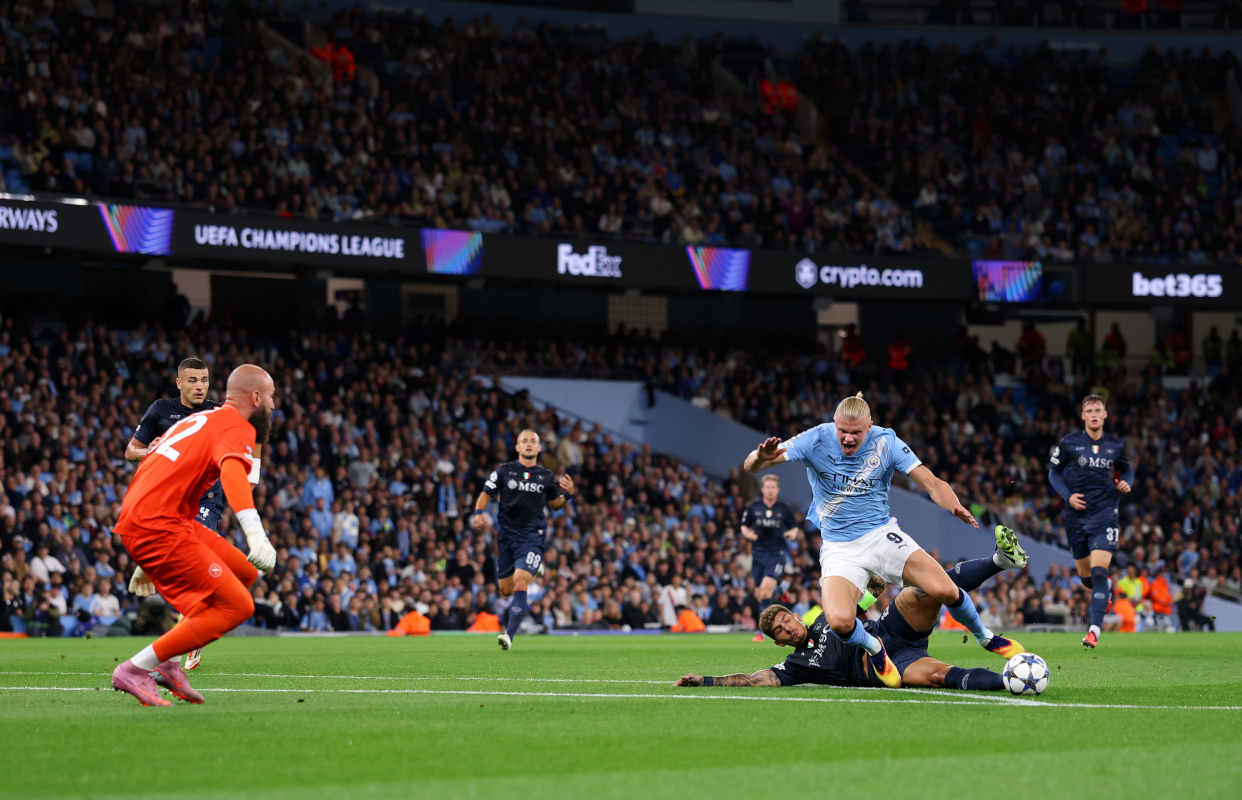 MANCHESTER, ENGLAND - SEPTEMBER 18: Erling Haaland of Manchester City is fouled by Giovanni Di Lorenzo of Napoli resulting in a red card during the UEFA Champions League 2025/26 League Phase MD1 match between Manchester City and SSC Napoli at City of Manchester Stadium on September 18, 2025 in Manchester, England. (Photo by Ryan Pierse/Getty Images)