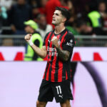 MILANO, Italia - 28 settembre: Christian Pulisic di AC Milan celebra dopo aver segnato un goal durante la partita di Serie A tra AC Milan e SSC Napoli allo stadio di Giuseppe Meazza il 28 settembre 2025 a Milano, in Italia. (Foto di Marco Luzzani/Getty Images)