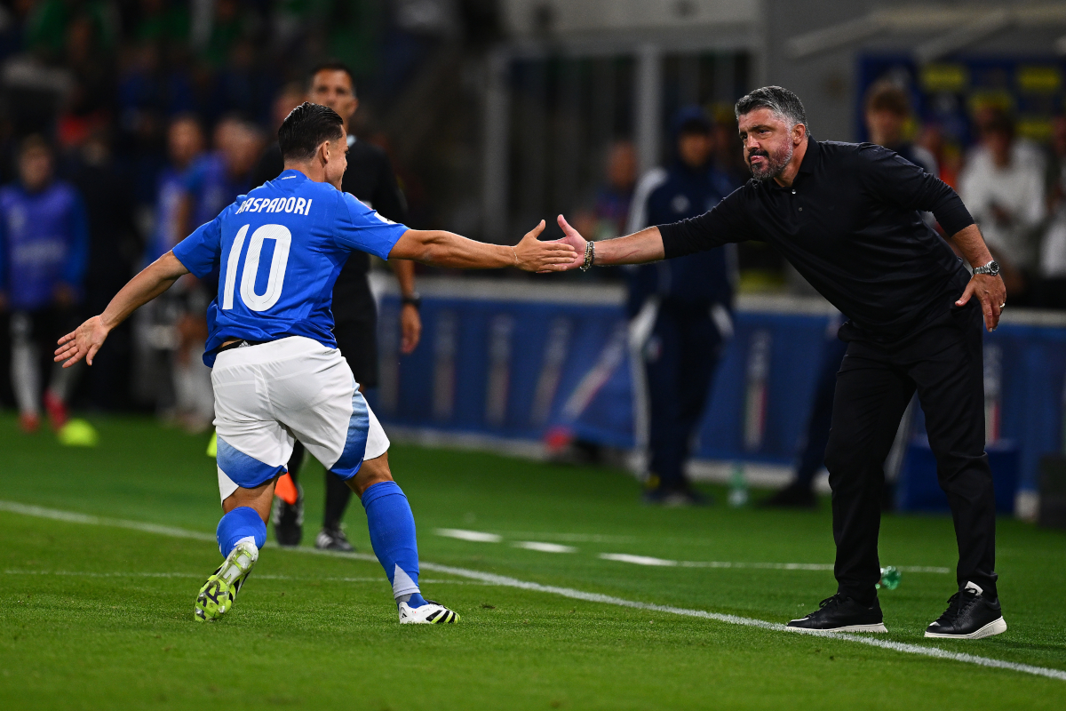 BERGAMO, ITALY - SEPTEMBER 05: Giacomo Raspadori of Italy celebrates with teammates after scoring his team's third goal during the FIFA World Cup 2026 qualifier match between Italy and Estonia at Stadio di Bergamo on September 05, 2025 in Bergamo, Italy. (Photo by Mattia Ozbot/Getty Images)