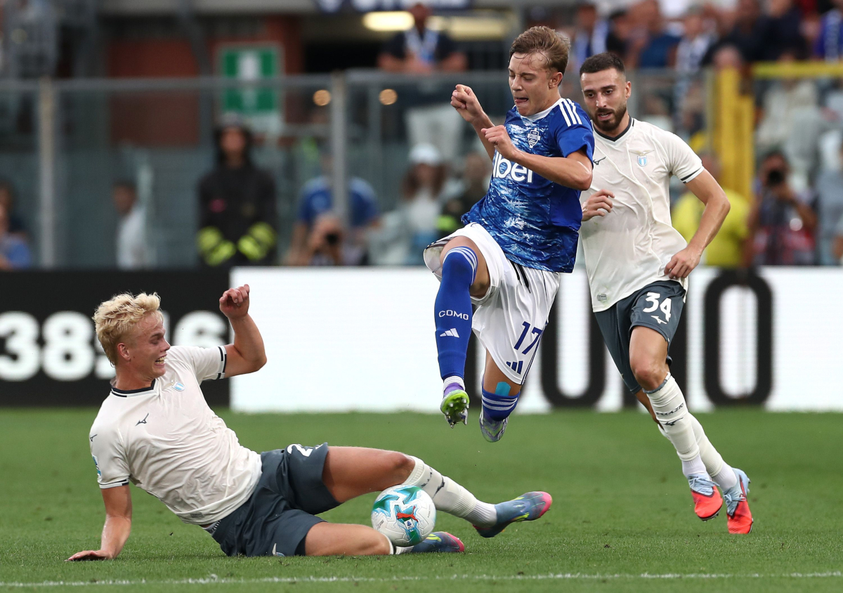 COMO, ITALIA - 24 AGOSTO: Jesus Rodriguez del Como 1907 si contende il pallone con Olivier Provstgaard della SS Lazio durante la partita di Serie A tra Como 1907 e SS Lazio allo Stadio Giuseppe Sinigaglia il 24 agosto 2025 a Como, Italia. (Foto di Marco Luzzani/Getty Images)