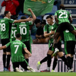 Sassuolo, Italia - 14 settembre: Alieu Fadera di Us Sassuolo celebra un gol di apertura con i suoi compagni di squadra durante la partita di Serie A tra US Sassuolo Calcio e SS Lazio al Mapei Stadium Citta del Tricolore il 14 settembre 2025 a Sassuolo, Italia. (Foto di Marco Rosi - SS Lazio/Getty Images)