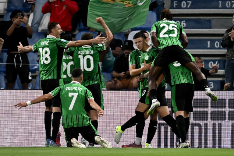 Sassuolo, Italia - 14 settembre: Alieu Fadera di Us Sassuolo celebra un gol di apertura con i suoi compagni di squadra durante la partita di Serie A tra US Sassuolo Calcio e SS Lazio al Mapei Stadium Citta del Tricolore il 14 settembre 2025 a Sassuolo, Italia. (Foto di Marco Rosi - SS Lazio/Getty Images)