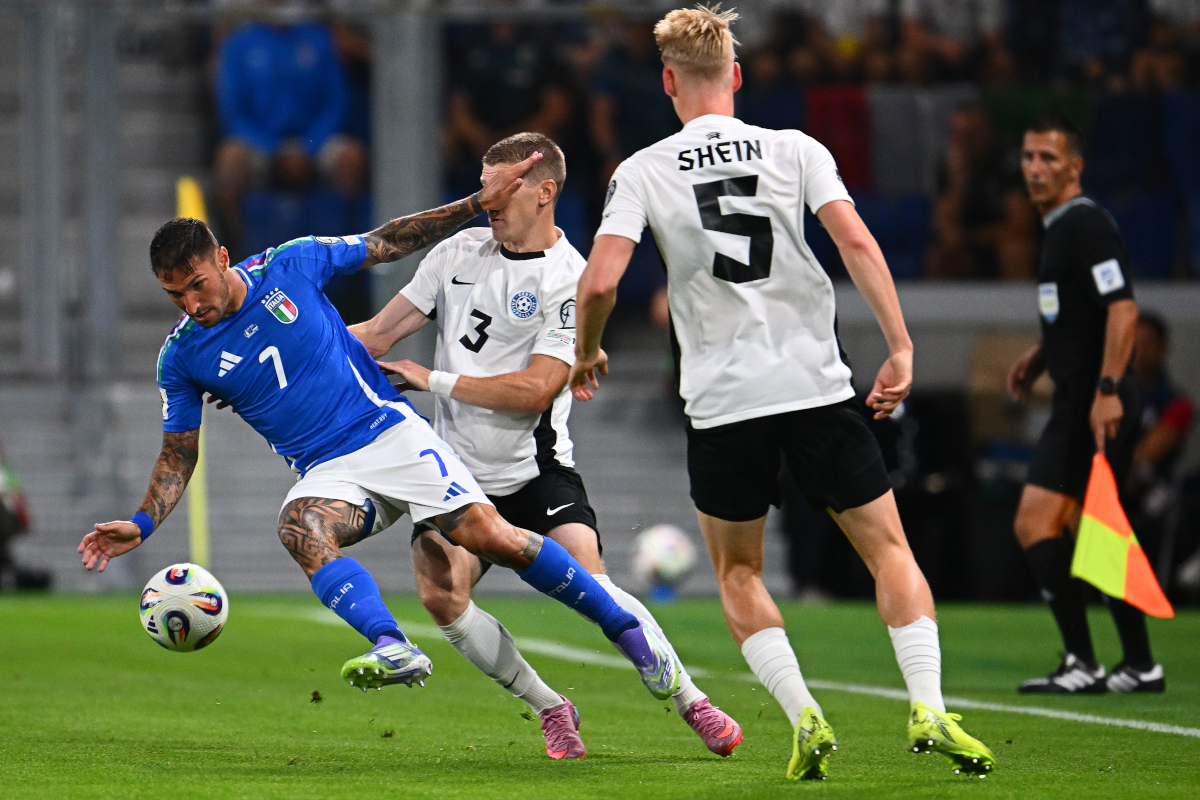 BERGAMO, Italia - 05 settembre: Matteo Politano in Italia in azioni sfide per la palla con Joseph Saliste dell'Estonia durante la partita di qualifica della Coppa del Mondo FIFA tra Italia ed Estonia allo Stadio di Bergamo il 05 settembre 2025 a Bergamo, in Italia. (Foto di Mattia Ozbot/Getty Images)