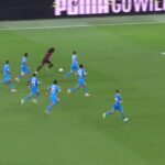 Sette difensori del Napoli tentano di fermare la star di Milano Rafael Leao durante la vittoria per 2-1 di Milano sul Napoli a San Siro (foto via TNT Sports su X)