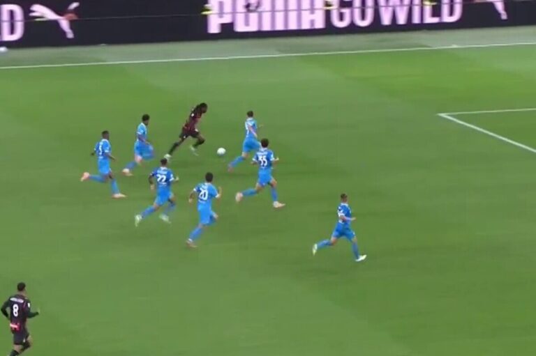 Sette difensori del Napoli tentano di fermare la star di Milano Rafael Leao durante la vittoria per 2-1 di Milano sul Napoli a San Siro (foto via TNT Sports su X)