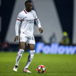 Fikayo Tomori di AC Milan controlla la palla durante la partita di fase MD8 della UEFA Champions League 2024/25 tra GNK Dinamo e AC Milan allo Stadion Maksimir il 29 gennaio 2025 a Zagabria, Croazia. (Foto di Jurij Kodrun/Getty Images)