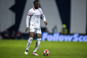 Fikayo Tomori di AC Milan controlla la palla durante la partita di fase MD8 della UEFA Champions League 2024/25 tra GNK Dinamo e AC Milan allo Stadion Maksimir il 29 gennaio 2025 a Zagabria, Croazia. (Foto di Jurij Kodrun/Getty Images)