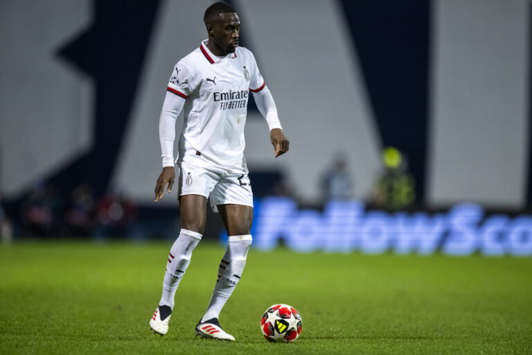 Fikayo Tomori di AC Milan controlla la palla durante la partita di fase MD8 della UEFA Champions League 2024/25 tra GNK Dinamo e AC Milan allo Stadion Maksimir il 29 gennaio 2025 a Zagabria, Croazia. (Foto di Jurij Kodrun/Getty Images)