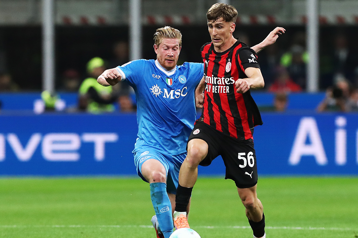 Milano, Italia - 28 settembre: Alexis Saelemaekers di AC Milan è sfidato da Kevin de Bruyne di Napoli durante la partita di Serie A tra AC Milan e SSC Napoli allo stadio di Giuseppe Meazza il 28 settembre 2025 a Milano, in Italia. (Foto di Marco Luzzani/Getty Images)
