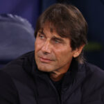 MANCHESTER, Inghilterra - 18 settembre: Antonio Conte, capo allenatore di Napoli, si guarda prima della partita della Fase MD1 della UEFA Champions League 2025/26 tra Manchester City e SSC Napoli al City of Manchester Stadium il 18 settembre 2025 a Manchester, in Inghilterra. (Foto di Ryan Pierse/Getty Images)