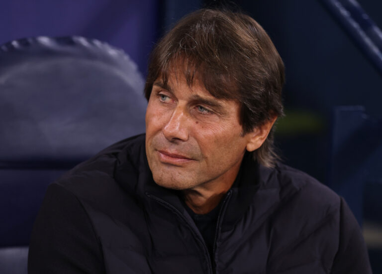 MANCHESTER, Inghilterra - 18 settembre: Antonio Conte, capo allenatore di Napoli, si guarda prima della partita della Fase MD1 della UEFA Champions League 2025/26 tra Manchester City e SSC Napoli al City of Manchester Stadium il 18 settembre 2025 a Manchester, in Inghilterra. (Foto di Ryan Pierse/Getty Images)