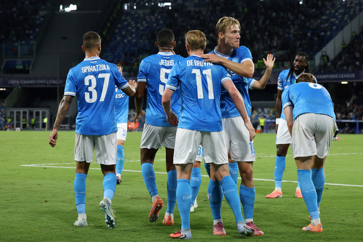 NAPOLI, Italia - 01 ottobre: ​​Rasmus Hojlund di SSC Napoli celebra dopo aver segnato il primo goal durante la partita della Fase MD2 della UEFA Champions League 2025/26 tra SSC Napoli e Sporting Club de Portogallo allo stadio Diego Armando Maradona il 01 ottobre, 2025 a Napoli, Italia. (Foto di Francesco Pecoraro/Getty Images)