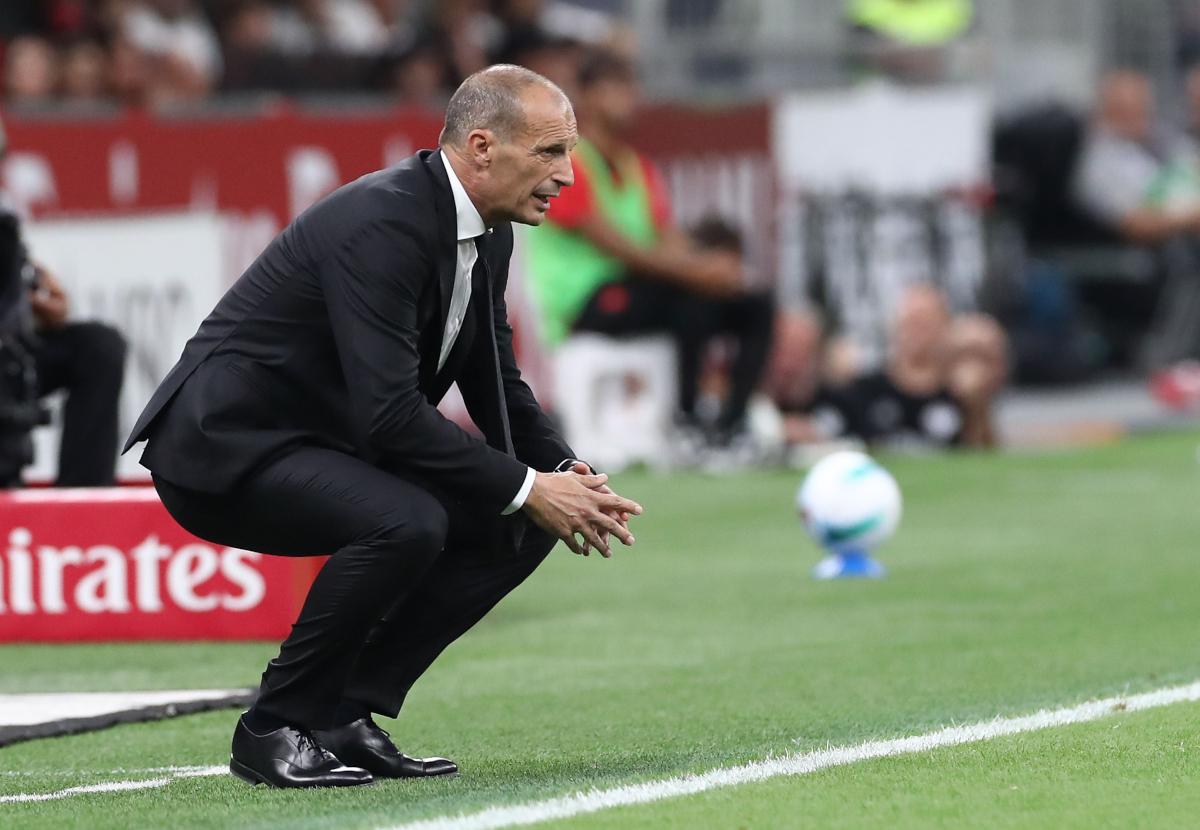 MILANA, ITALIA - 23 agosto: l'allenatore di AC Milan Massimiliano Allegri guarda durante la partita di Serie A tra AC Milan e US Cremonese al Giuseppe Meazza Stadium il 23 agosto 2025 a Milano, in Italia. (Foto di Marco Luzzani/Getty Images)