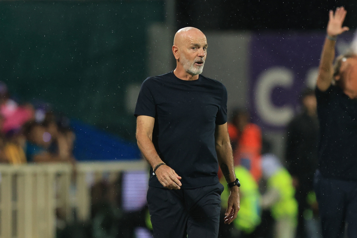 Firenze, Italia - 13 settembre: il capo allenatore Stefano Pioli dell'ACF Fiorentina guarda durante la partita di Serie A tra ACF Fiorentina e SSC Napoli ad Artemio Franchi il 13 settembre 2025 a Firenze, in Italia. (Foto di Gabriele Maltinti/Getty Images)