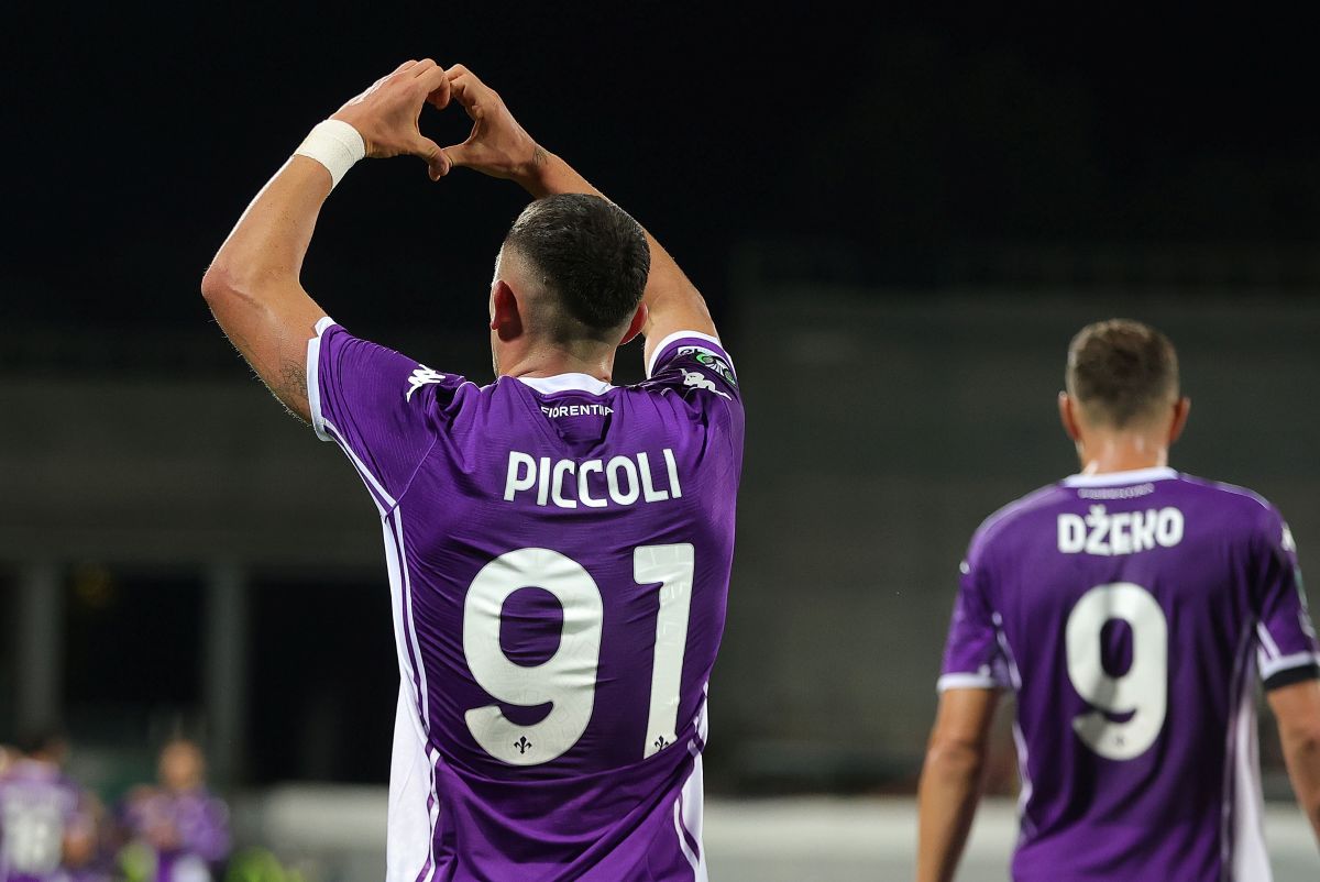 Firenze, Italia - 2 ottobre: ​​Roberto Piccoli di ACF Fiorentina celebra dopo aver segnato un goal durante la partita di fase MD1 della UEFA Conference League al 2 ottobre 2025 a Firenze, in Italia. (Foto di Gabriele Maltinti/Getty Images)
